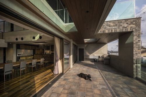 陰影を映すコンクリートの家