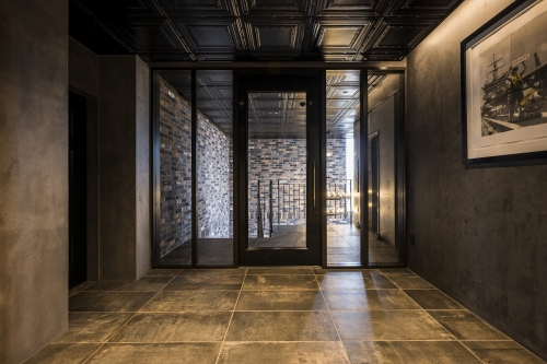 陰影を映すコンクリートの家