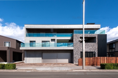 陰影を映すコンクリートの家(外観)