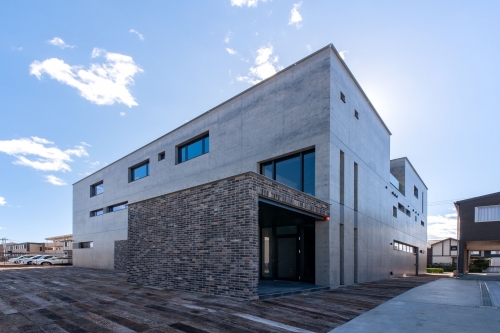 陰影を映すコンクリートの家(外観)